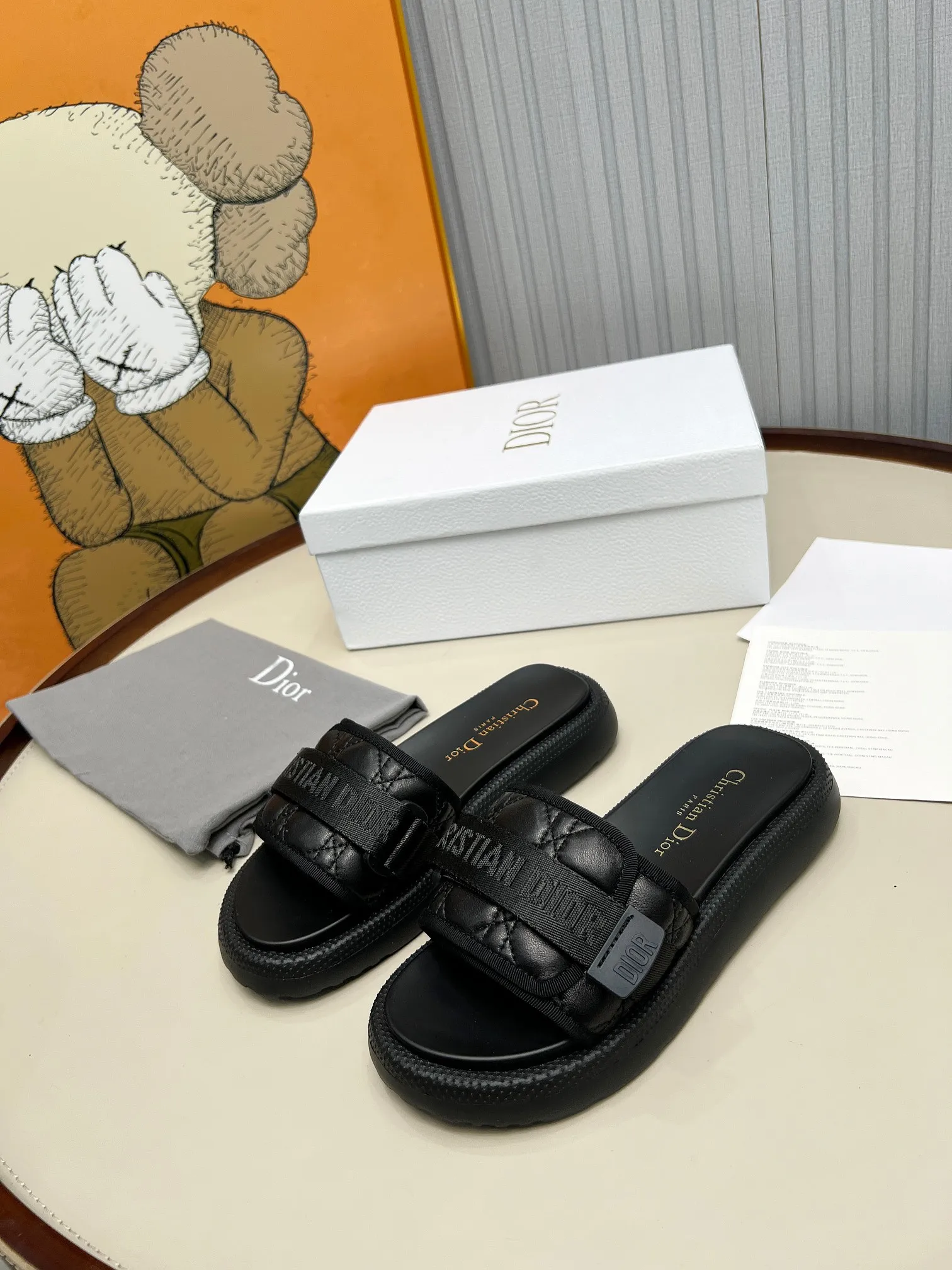 👟👟Ex-factory price 420👟👟 Dior Dior high version slippers, 👏👏2025 new classic model 🔥purchasing level qualityhot-selling thick-soled slippers in foreign counters💋———————————— Upper➕Inner: Original customized special electric embroidery material, Sole: Original mold 1.1 (lightweight) Bottom thickness: heel 5cm, forefoot 3cm, size 35-40 (with full set of packaging, cloth bag handbag, card instructions). You are welcome to place an order in advance, first come first served. Win-win cooperation.